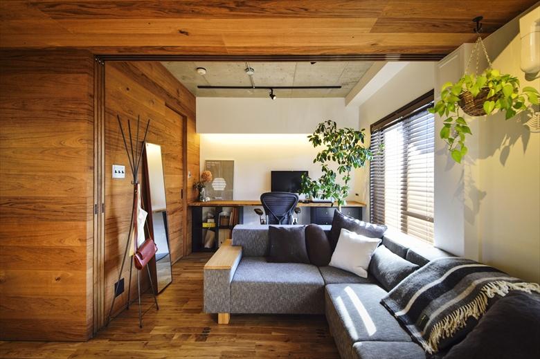 元和室だった部分は仕切りをなくしてリビングに。来客時には引き込み戸で仕切ることで、個室にすることも可能。押入を広げウォークインクロゼットをつくり、収納力もアップ。