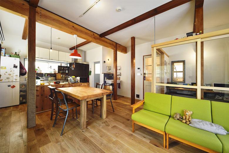 「古い建物に、自分たち流のスパイスをMIX!!」のリビングダイニング