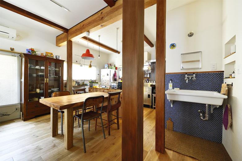 リビングの一部には洗面・手洗いスペースを。壁のタイルはMさんが「ぜひ使いたい」と希望したものを採用