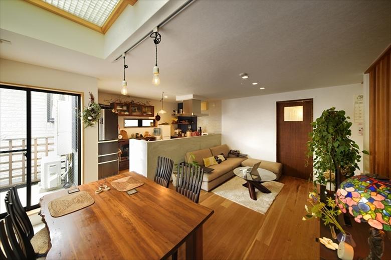 リビング正面に見える洗面室の建具は、Ｉさんが選んだ型ガラスを組み込んだオリジナルデザインで造作