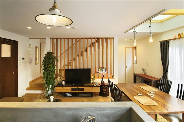 2階リビングの天井は、3階の床の一部をグレーチングに換えてトップライトに。3階に入った光が2階に届くことで、隣家が接していて暗かったリビングも明るくなった。