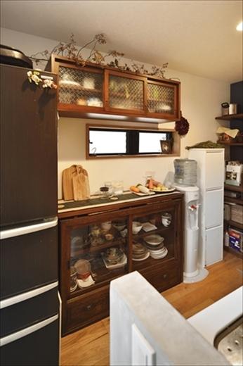 キッチン背面のカウンター収納は、お手持ちの収納棚に合わせてカウンターの枠を造作。吊り収納もカウンター収納の雰囲気に合わせたデザインに。