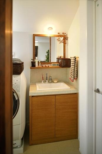 洗面室の場所はそのままに、洗面カウンターは造作。収納部分はタモ材、カウンターのタイルはＩさんがじっくり選んで決めたもの。