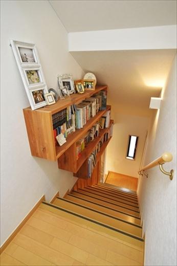本棚が欲しいというご希望により、階段の壁の部分を活かして本棚を造作。空間を有効活用した。