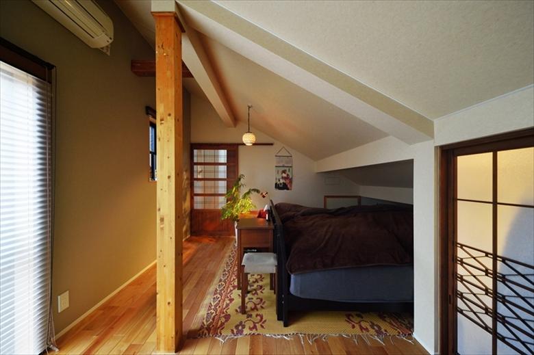 勾配の大きな天井で、さらに壁で細かく分断されて使いづらかった3階は、仕切りをなくして大きな空間に。床はカバザクラ。壁は左面のみ落ち着いた茶系のアクセントクロスを。