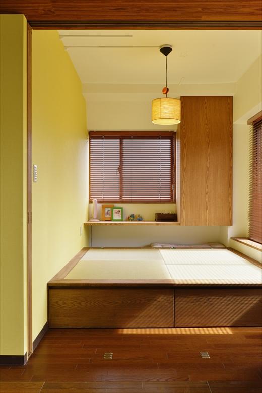 夫婦の寝室としても使う和室は、布団を敷ける広さを確保した上で、床下が収納になっている小上がりに。手前が引き出し式、奥は畳を上げて出し入れする。掘りごたつ式のカウンターテーブルは、お子さんの勉強スペースでありながら、敷き布団を足元に落とし込んで仕舞える便利な造りに。掛け布団は吊戸棚に収納できる。