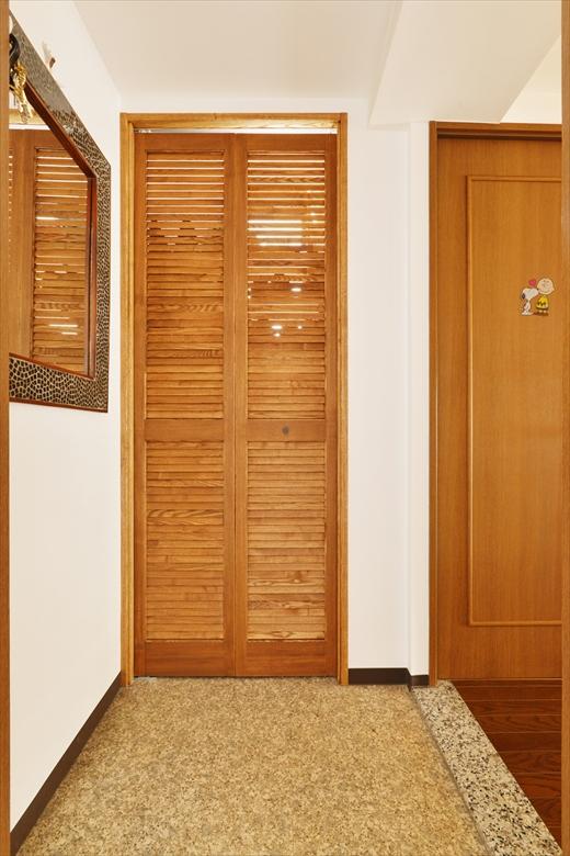 上下に分かれており、中央がカウンターになっていた玄関収納は、床から天井まで縦の空間をすべて使って可動棚の収納に。奥に窓があったため、ガラリの扉で光を通すようにした