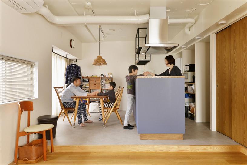 リビング隣の洋室を取り込んだＬＤＫ。キッチンは移動してアイランドに。配管の関係で床を一段上げ、お手入れのしやすさと見た目の印象も楽しくしたいと、床材はフロアタイルを採用。