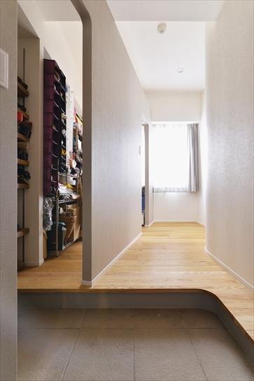 玄関はもともと洋室だったスペースを使い、シュークロークに。壁を斜めに立てることで、収納量を確保するとともに、いらっしゃったお客さまに楽しい気持ちを感じてもらえる演出を。