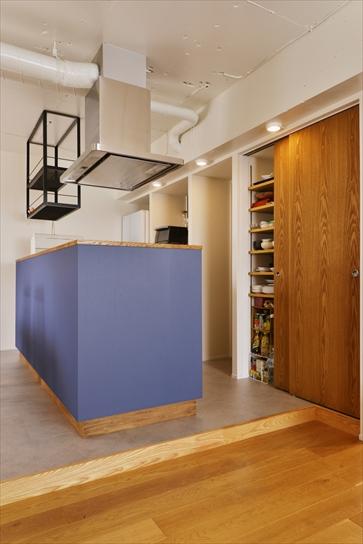 キッチン上の水切りカゴや、窓際の室内干し用のパイプは黒色で、そのまま見せていてもインテリアとして楽しめる。キッチン背面は家電収納と扉付きの食器収納を造作し、すっきりと。