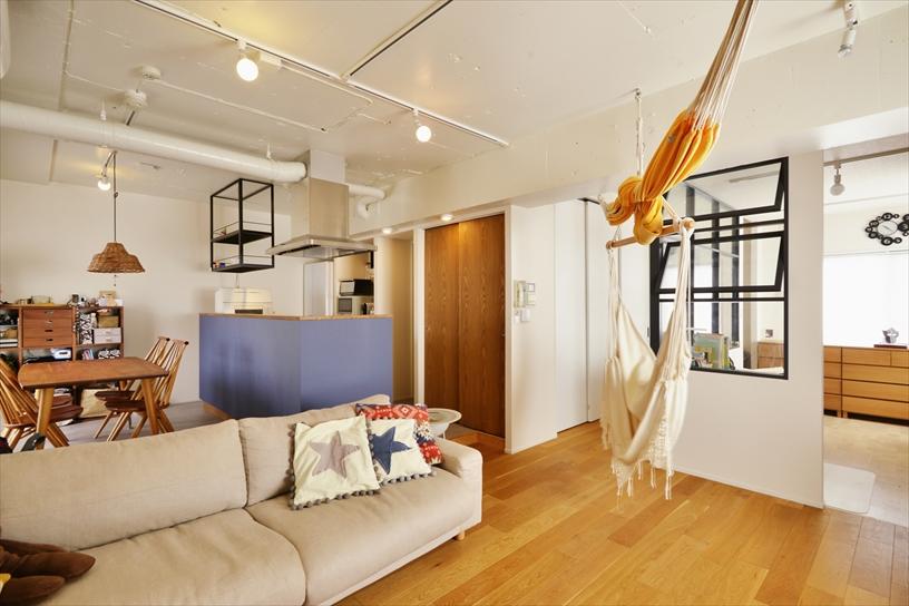 お子さんの遊び場としておもちゃが雑然と置かれていたリビングは、一部を子ども部屋としてわけることでスッキリと。