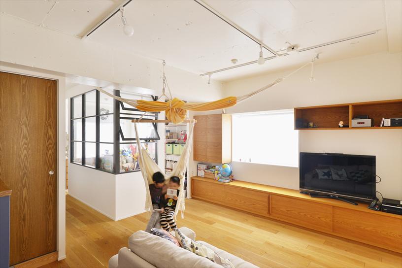子ども部屋は内窓で仕切られており、いつでも様子を見守ることができる。テレビ周りの小物やリビングのこまごましたものを収納できるテレビボードは造作。床は床暖房に対応したオーク三層無垢材。