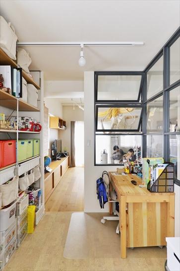 リビングの一部に設けた子ども部屋は、リビングからお子さんの様子が見えるように壁ではなく室内窓で仕切っている。