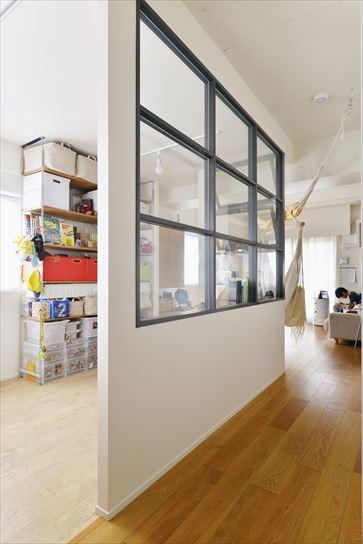 風が抜けるよう、東西の面は開閉できる窓に。お子さんが2人なので、将来的には中央に2段ベッドを置いて分けて使えるよう、机や照明の位置、スイッチやコンセントの配置など考えてプランニングした。床はコルクタイル。