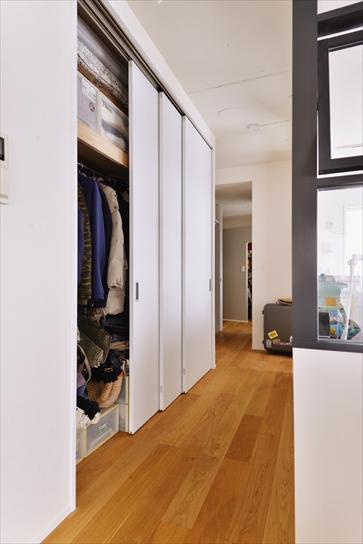 寝室のウォークインクロゼットは、寝室側とリビング側の２列になっていて、両側から出し入れできる。