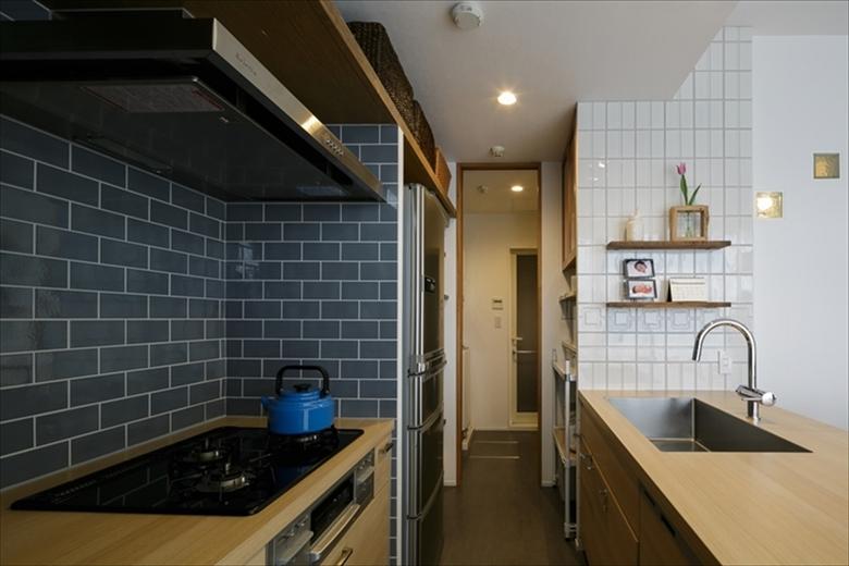 ダイニング側の壁は、白のクロスに合わせた白のタイル、奥の壁はグレーに変え、空間を引き締めた。	
キッチンから脱衣室、洗面室、リビングとぐるぐる回遊できる動線で家事効率がアップ。