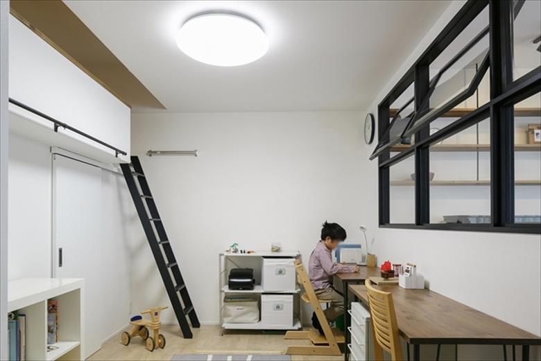 リビングとの壁には、いつでもお子さんの様子を見守ることができる室内窓を造作。子ども部屋には窓がないため、バルコニーからの光を取り入れることができる。上部は開閉式なので風も通る。窓下のカウンターデスクは造作。作り付けでなく移動できる。いろいろな使い方が楽しめて便利。