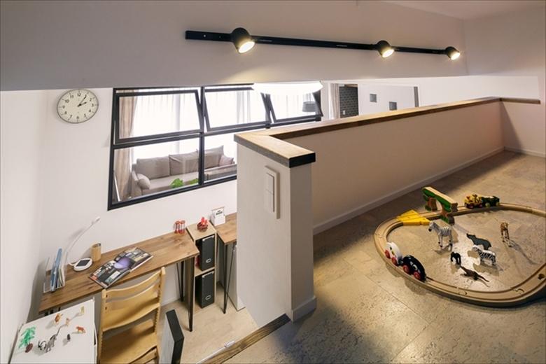 高い天井をさらに上げて遊び場用のロフトを造作