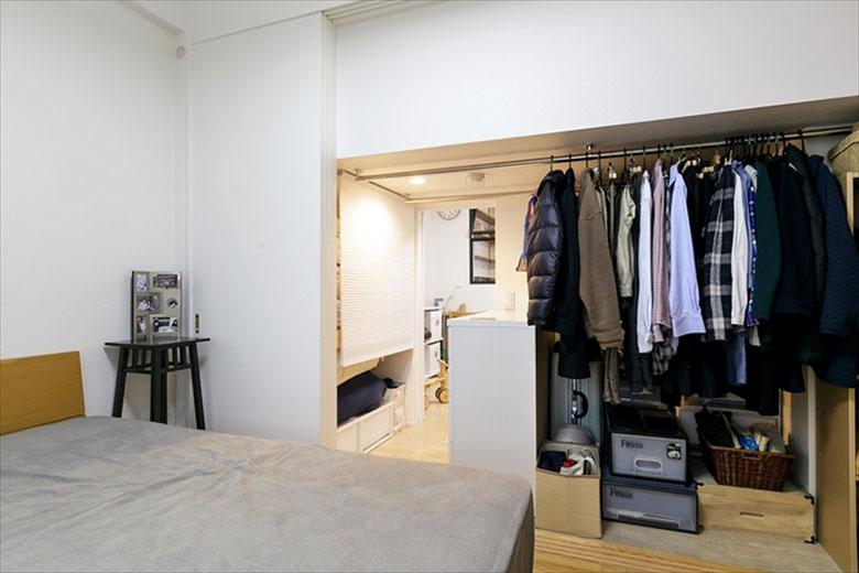 寝室と子ども部屋の間には、大容量のウォークスルークロゼットを。左側は布団も収納できる押入れになっている。寝室とクロゼットを仕切る3枚引き込み戸を開け放つことで、一体化して使うことも可能。この引き込み戸は、もともと和室で使われていた建具を移設して再利用したもの