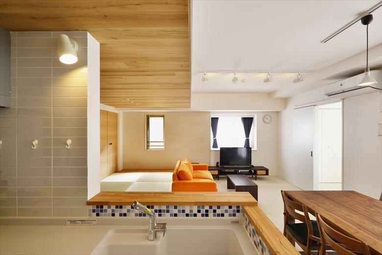 リビングに向けたオープンなカウンターキッチンは、料理をしながらリビングの子どもの様子をいつでも見守ることができる。壁のタイルは白とブルー系の2種類を使い分けた