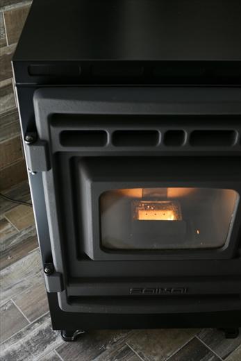 ペレットストーブの火が温かい