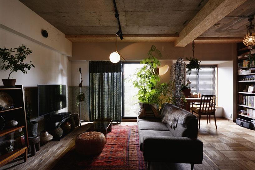 天井を上げることで開放感あふれる空間を実現したリビング・ダイニング。床はナラ無垢材。天井は躯体のコンクリートを現しにした。壁には「どこかに使いたい」と希望していた大谷石を腰壁に採用。大谷石の上は珪藻土仕上げ