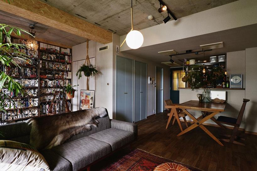 リビングは和室との仕切りをなくして一体化。和室だった部分には本棚を設け、ライブラリーとして使えるように。天井を上げた部分に出てきた配管を隠すために梁型をつくり、ＯＳＢボードで化粧した。ダイニングの収納は既存。扉は大谷石の薄いブルーに合わせて塗装した