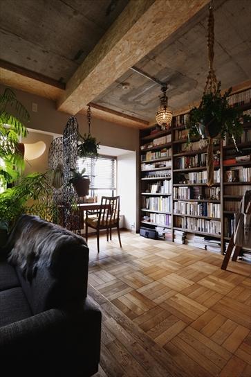 リビングの隣はライブラリー。壁一面に大容量の本棚を造作。床はリビングと同じナラ無垢材で貼り方を変えたパーケットフロア。塗装の色はリビングと同じにすることで、異なるニュアンスを楽しみながらも統一感を持たせている。