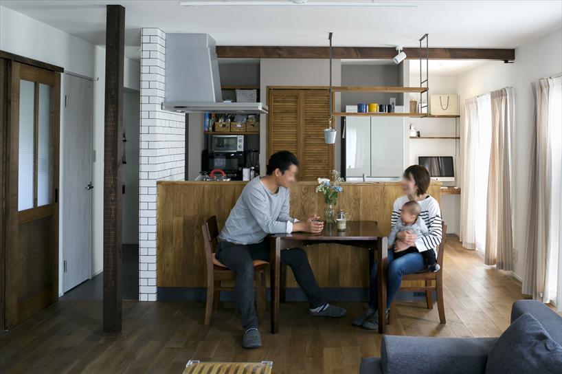 ＬＤＫと寝室に仕切られていた2階は、間仕切りをなくして一つのＬＤＫに。キッチンの裏には大容量のウォークインクロゼットを造作。右のバルコニー側は書斎スペース。左は洗面室や洗濯機置き場の水まわり。キッチンを中心に、水まわり、収納と回遊できる動線となっている。