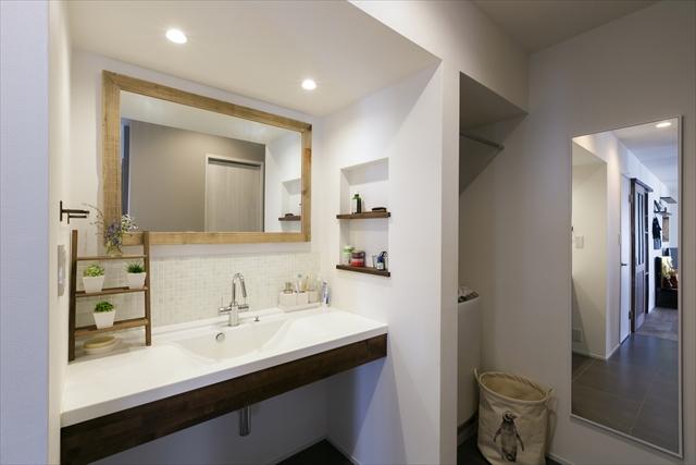 2階には洗面室と洗濯機置き場のスペースを新しく設けた。洗濯したら、そのままウォークインクロゼットを通り抜けて、リビングの室内干しスペースに行くことができる。洗面室は朝の忙しい時間に２人で並んで使えるゆったりとした広さを確保