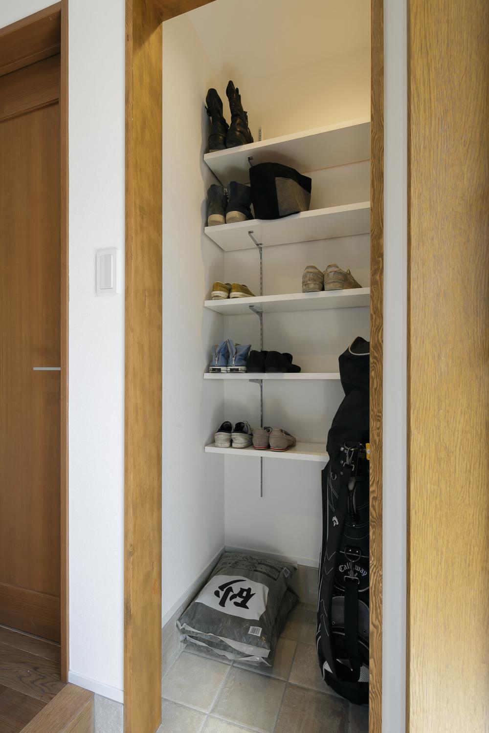 玄関を広くしたいというご希望により、隣の洋室の一部を取り込んでシュークロークを造作。既存の下足収納を撤去することで、より広々と使えるようになった
