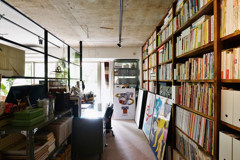 リビングとガラスで仕切られたワークスペース。自宅で仕事をしたり、お子さんが勉強したりと家族みんなで使えるスペースだ。個室にするのではなく、視線が抜けるガラスでゾーニングすることで、家族のつながりを感じることができる。壁には壁面いっぱいを使った本棚を造作