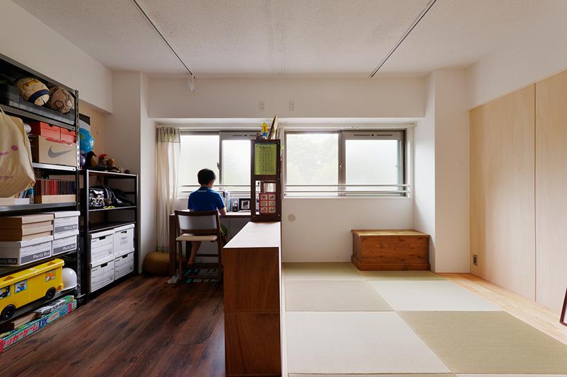 玄関横の洋室は子ども部屋。一部を畳スペースにして寝室としても使っている。将来的に壁を作って個室にすることもできるし、このまま広く使うこともできる可変性のあるプラン