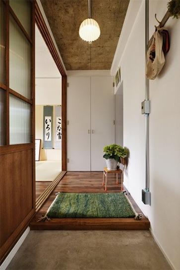 玄関を入ると、左手には２部屋の個室を一体化した広々とした子ども室兼寝室。玄関には下足箱を置かず、正面に下足収納を造作した。マンションの規定によりカーペット敷きだが、廊下は木目調のシートを貼り、木の雰囲気を演出