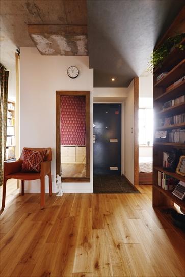 玄関と廊下をはさんだ2部屋の個室の仕切りをなくしたオープンスペース。廊下をはさんだ2部屋の個室を、書斎と収納スペースにしたいというご要望でした。