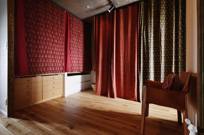 廊下と個室の壁をなくし、一つの空間を作った上で、収納はフィットネスルームとしても使えるオープンな空間に。