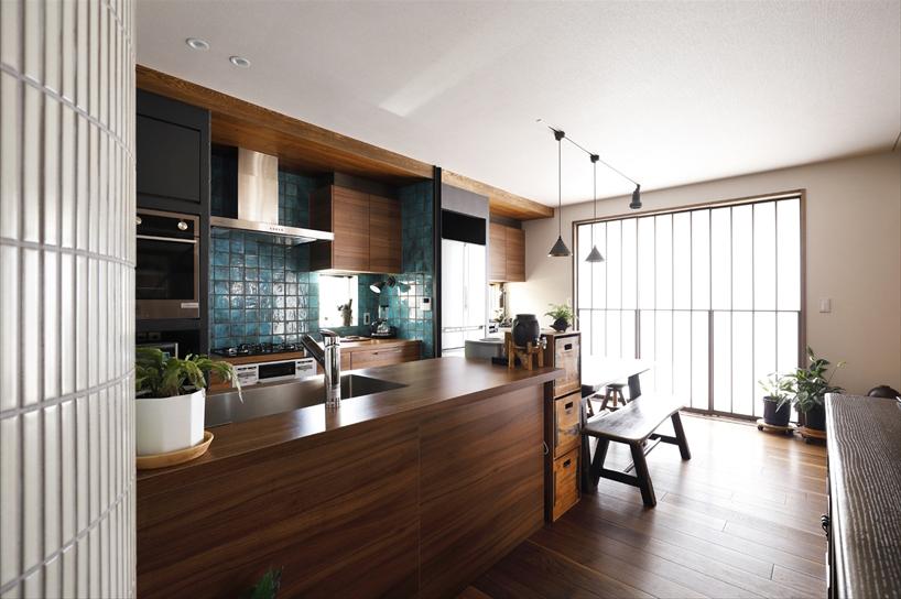 1階親世帯のダイニング・キッチン。イタリア製のガスオーブンはお母さまの長年の夢を取り入れた。壁のコバルトブルーのタイルは海をイメージした。