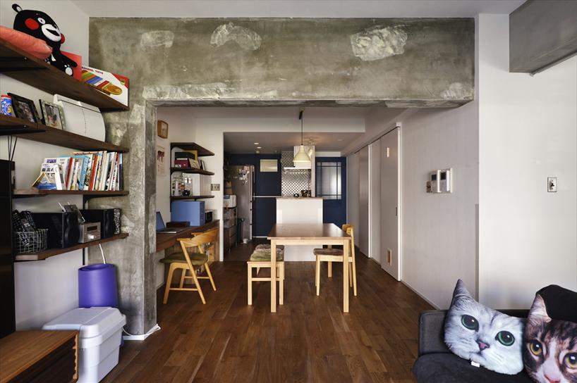 ダイニングから見たリビング。ダイニングとリビングの間の梁と柱は構造上撤去できないため、コンクリートの躯体現しに。無垢材を貼るために置床にして天井が低くなることが心配されたが、コンクリートが空間のアクセントになり、圧迫感を解消。リビング左側は元和室だった部分。カーテンで仕切り、個室としても使えます。