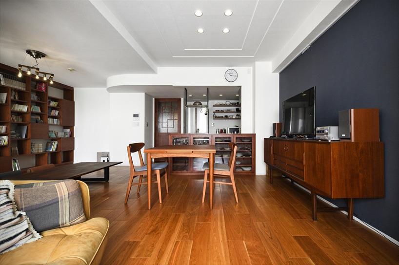 リビングと和室の仕切りをなくし、一つの空間にしたＬＤＫ。床は床暖房を入れた上で、お気に入りのテレビボードと同じチェリー材を貼った。壁は一面のみ紺色のアクセントクロス。Oさんが好きな李朝家具の雰囲気が合う色を選んだ。