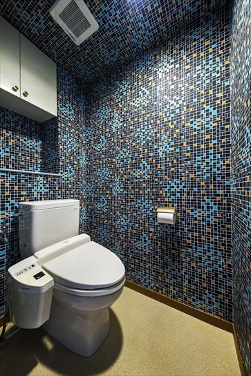 トイレと白い上棚は既存のまま再利用。手洗い器は外して広々とさせた。壁はOさんの好きな幾何学模様のクロスに。予算をかけずに雰囲気を一新した