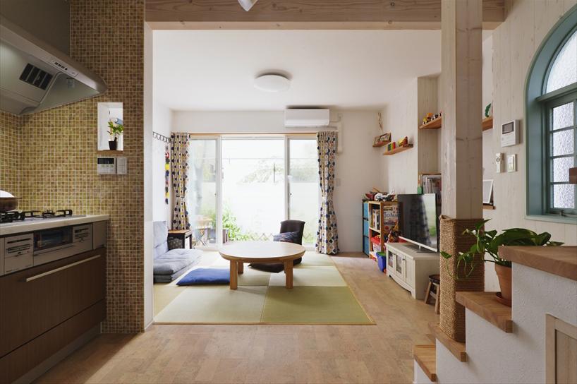 ＤＫと和室を仕切っていた壁と収納を撤去し、一体感のあるＬＤＫに。階段の上り口を玄関側からＬＤＫ側に架け替えることで開放感を創出。家族の一体感も生み出している。キッチンまわりの壁にはタイルをあしらい、一部をくり貫いて飾り棚に