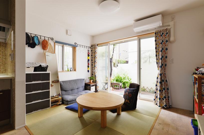 気軽にゴロンと横になれる和室で寛ぐ暮らしが気に入っていたため、「和は残したい」というご希望だった。床面とフラットに畳を埋め込み、ご要望に応えている。開口部を広げたことで家族が自然と集まり、一緒に過ごせる空間となった