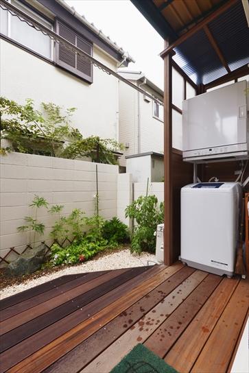 傷みも目立っていた既存の縁側を撤去し、ウッドデッキを新設。できるだけ外側に張り出し、広さも確保している。リビングとフラットにつながり、窓を開ければより開放感が得られ、もともとあった植栽の緑が楽しめる