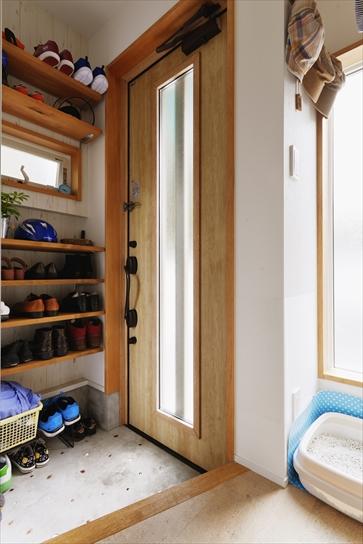 上がり框の向きを変え、扉のないオープンシュークロークを設置。空間に無駄のない使い勝手優先の玄関まわりとなった。土間に埋め込まれたガラス玉は施工時にご家族で埋めたもの。楽しい思い出が住まいへの愛着を深める