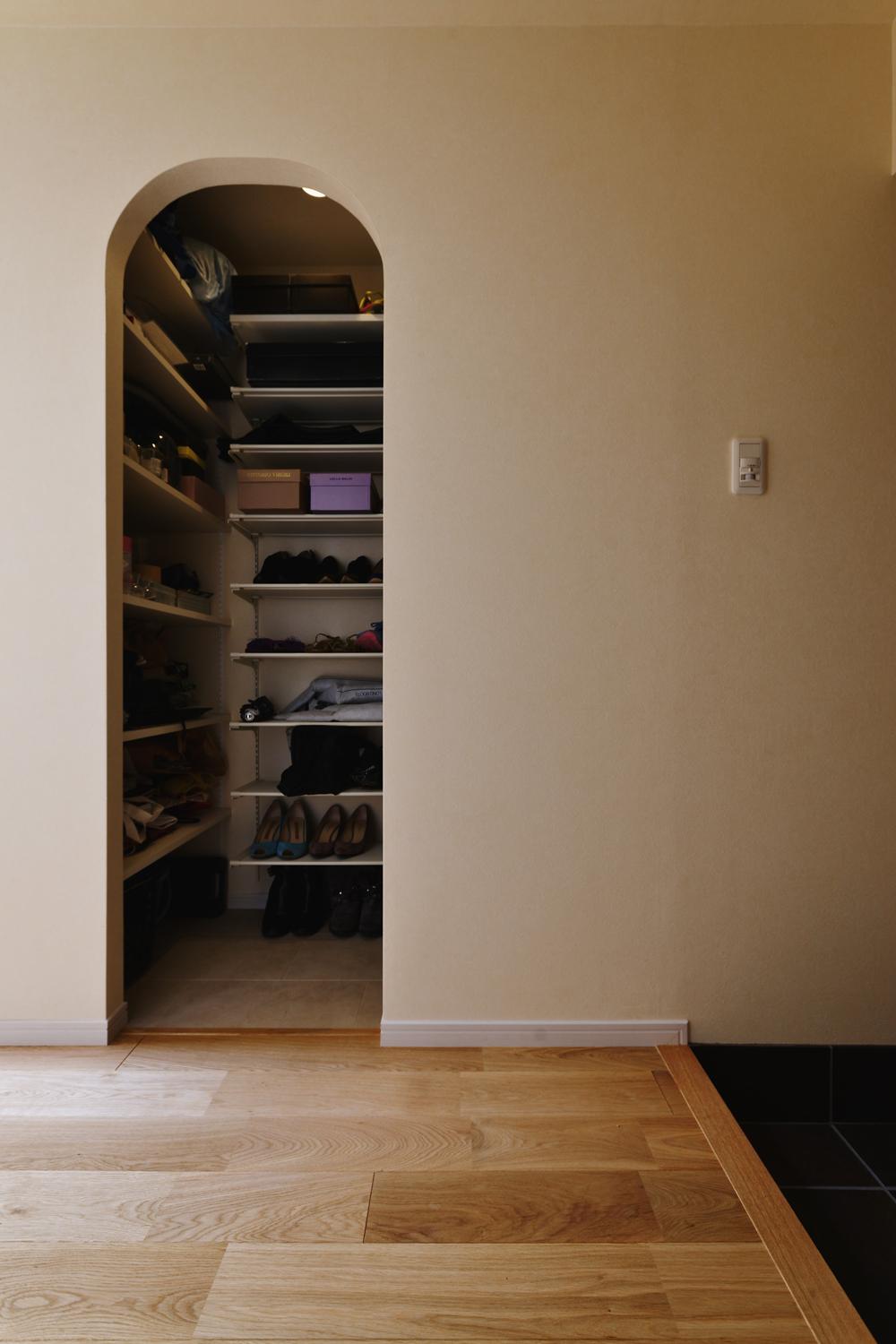 玄関ホールを広げ、大容量のシューズインクロークを設置。たくさんの靴がスッキリ収まり、コート掛けもあるので出かけるときや帰ってきたときの動きもスムーズ。アールを描く開口で可愛らしく