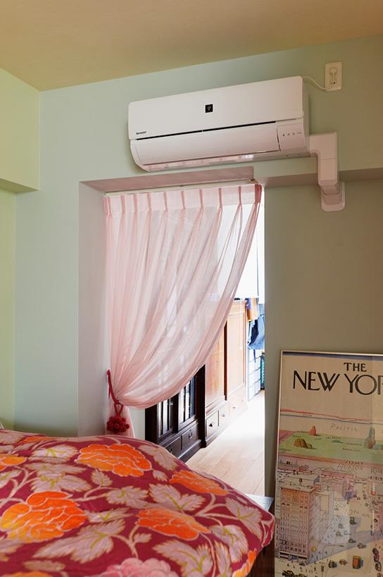 収納の足りなさもHさんの気になっていたところのひとつ。テラスに面した細長く使いにくい空間を寝室とつながるＷＩＣとして活用することで、その不安も解消できた。空間を余すところなく活かすプランニング力の賜物