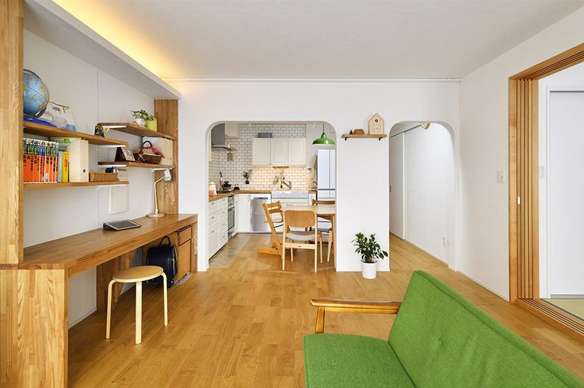 リビングの一角に造作デスクを設置。パソコンや子どもたちの勉強にも活用でき、キッチンやリビングにいる家族と一緒に過ごせる。天井際には間接照明を入れ、夜はしっとりと落ち着いた雰囲気に