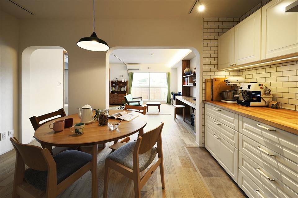 廊下だった部分をダイニングスペースに取り込むことでゆとりの空間を創出。アールを施した開口と丸テーブルがマッチして優しい雰囲気を醸し出している