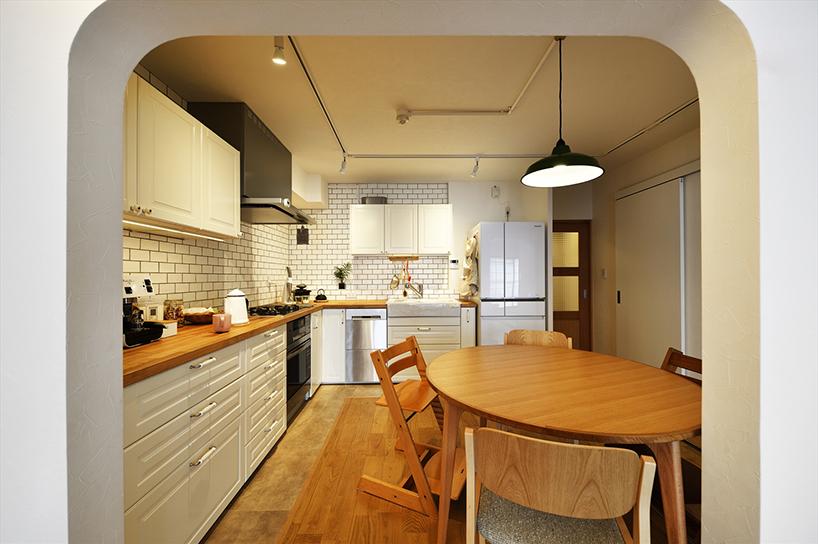 キッチンは奥さまお気に入りのものを導入。ダイニングスペースがより広く取れる壁付のL字型を採用した。2面の壁に真っ白なタイル貼りを施し、明るく清潔感溢れる空間に