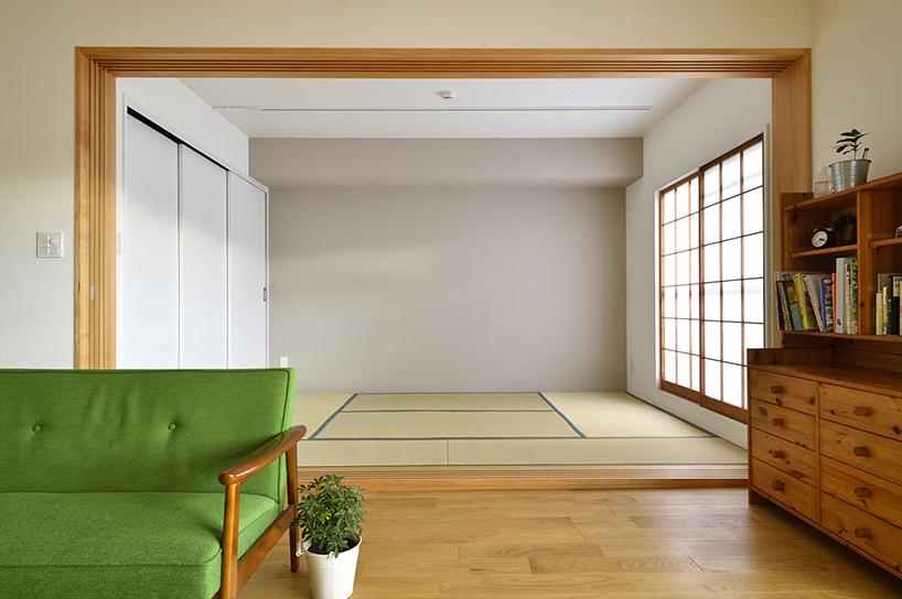 和室は既存の床の間をなくし、収納スペースに取り込んだ。仕切り壁と襖を撤去し、格納タイプの4枚引き戸に変更。建具を格納してしまえば、リビングと一体化してひと続きの大空間に